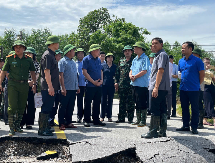 Phó Thủ tướng Thường trực Chính phủ Nguyễn Hòa Bình kiểm tra, chỉ đạo khắc phục vỡ đê bối tại Bắc Ninh- Ảnh 1.