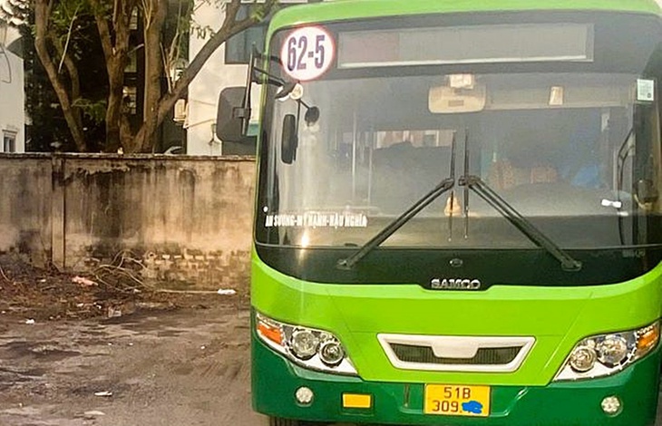 'Leo' xe buýt lên vỉa hè, tài xế bị trừ 4 điểm giấy phép lái xe- Ảnh 1. 'Leo' xe buýt lên vỉa hè, tài xế bị trừ 4 điểm giấy phép lái xe- Ảnh 1.