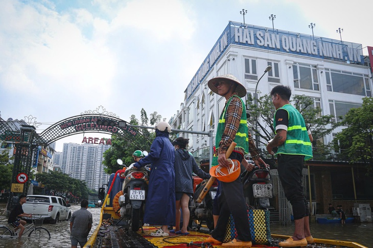 Ngập sâu sau mưa lớn, học sinh Hà Nội được đưa đến lớp bằng 'phương tiện đặc biệt'- Ảnh 5.