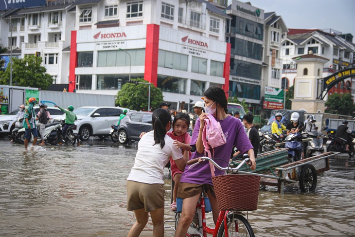Ngập sâu sau mưa lớn, học sinh Hà Nội được đưa đến lớp bằng 'phương tiện đặc biệt'- Ảnh 6.