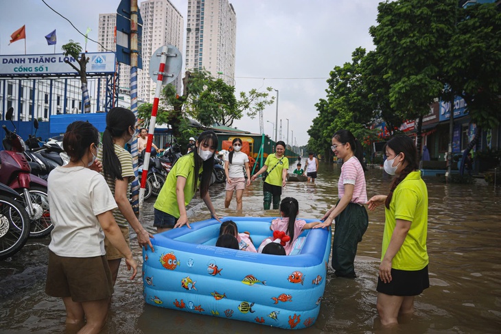 Ngập sâu sau mưa lớn, học sinh Hà Nội được đưa đến lớp bằng 'phương tiện đặc biệt'- Ảnh 8.