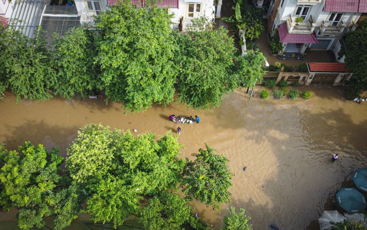 Ngập sâu sau mưa lớn, học sinh Hà Nội được đưa đến lớp bằng 'phương tiện đặc biệt'- Ảnh 11.