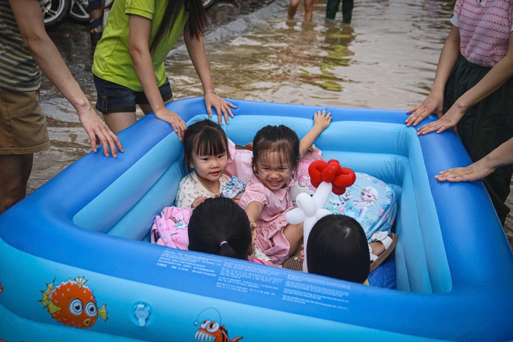 Ngập sâu sau mưa lớn, học sinh Hà Nội được đưa đến lớp bằng 'phương tiện đặc biệt'- Ảnh 7.