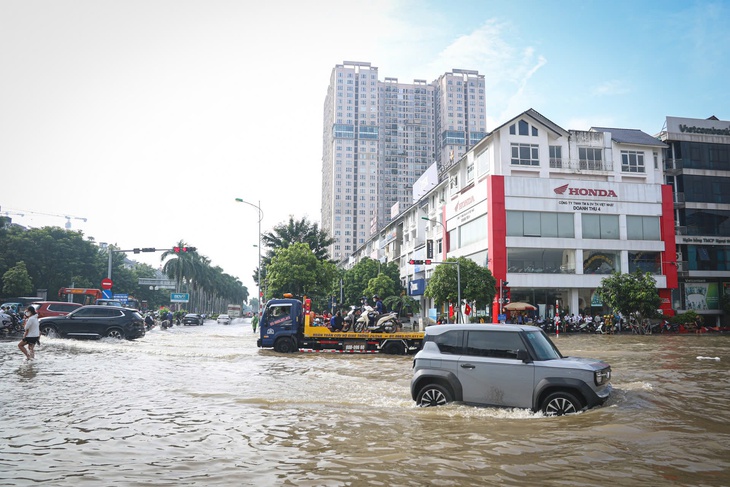 Ngập sâu sau mưa lớn, học sinh Hà Nội được đưa đến lớp bằng 'phương tiện đặc biệt'- Ảnh 2.