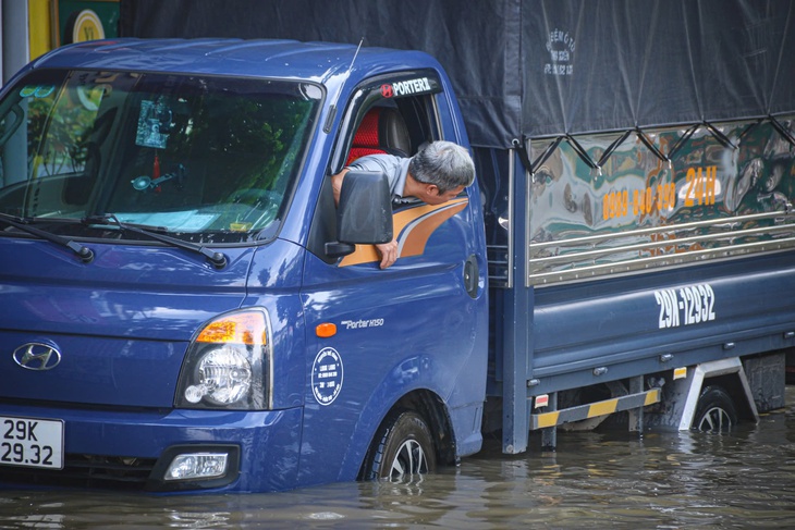 Ngập sâu sau mưa lớn, học sinh Hà Nội được đưa đến lớp bằng 'phương tiện đặc biệt'- Ảnh 3.