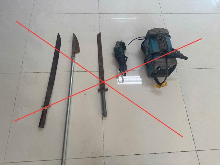 Khởi tố nhóm thanh thiếu niên mang hung khí gây rối
- Ảnh 2. Khởi tố nhóm thanh thiếu niên mang hung khí gây rối
- Ảnh 2.
