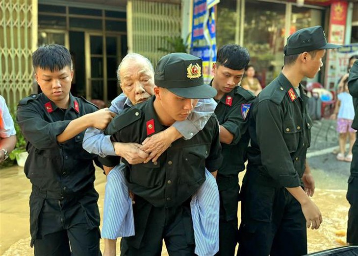 Lật xuồng tại xã Hữu Lũng (Lạng Sơn), 7 cán bộ được cứu an toàn- Ảnh 1.