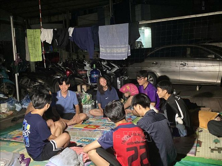 Tình người trong đêm nơi tâm lũ- Ảnh 3. Tình người trong đêm nơi tâm lũ- Ảnh 3.