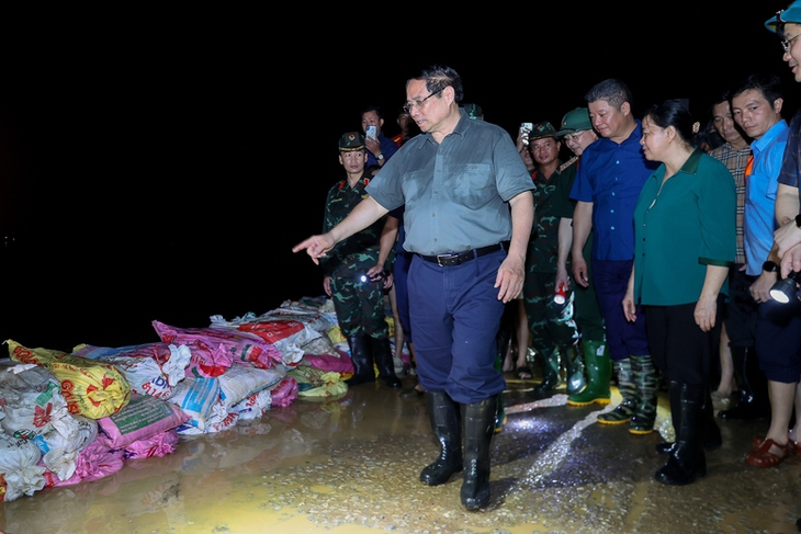 Giữa đêm, Thủ tướng thị sát các xã ngập sâu ở Hà Nội- Ảnh 1.