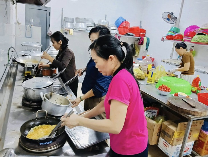 Những khoảnh khắc xúc động đến nghẹn lời ở vùng lũ- Ảnh 2.