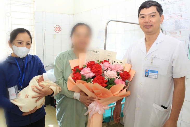 Ca mổ '3 nguy cơ' cứu sản phụ mang thai bằng IVF ở Điện Biên- Ảnh 2.