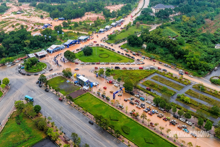 Nín thở với những pha lội bùn nghẹt thở tại giải đua ô tô địa hình ở Đồng Mô- Ảnh 1.
