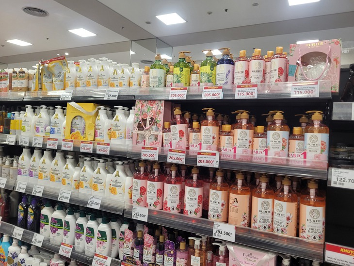 Hàng loạt hàng hóa khuyến mại sâu tri ân thầy cô trước ngày 20/11- Ảnh 3. Hàng loạt hàng hóa khuyến mại sâu tri ân thầy cô trước ngày 20/11- Ảnh 3.