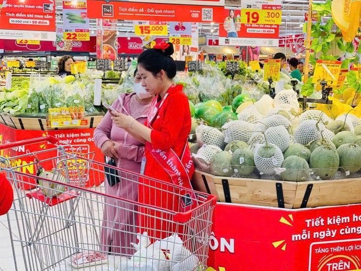 Hàng loạt hàng hóa khuyến mại sâu tri ân thầy cô trước ngày 20/11- Ảnh 1. Hàng loạt hàng hóa khuyến mại sâu tri ân thầy cô trước ngày 20/11- Ảnh 1.