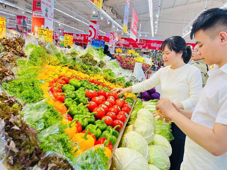 Hàng loạt hàng hóa khuyến mại sâu tri ân thầy cô trước ngày 20/11- Ảnh 2. Hàng loạt hàng hóa khuyến mại sâu tri ân thầy cô trước ngày 20/11- Ảnh 2.