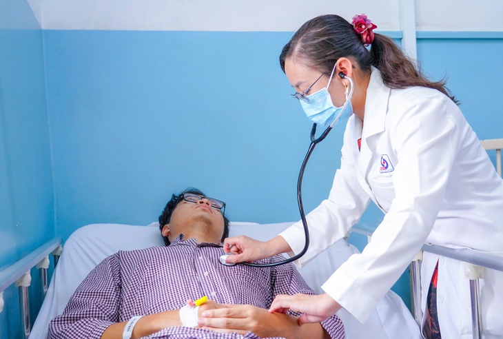 Vụ ngộ độc bánh mì ở TPHCM: 235 ca nhập viện, thêm 1 người nguy kịch- Ảnh 1.