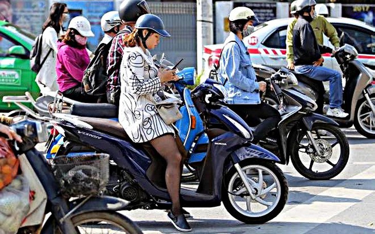 Hơn 130 người bị phạt tiền trong một buổi sáng vì thói quen phổ biến khi lái xe máy- Ảnh 1.