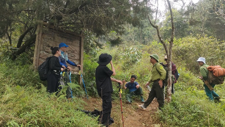 Mở tuyến du lịch mạo hiểm 'Chinh phục đỉnh Pù Luông' săn mây ở độ cao 1.700m- Ảnh 4.