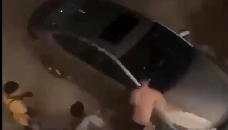 Clip ô tô lao vào nhóm thanh niên nghi do mâu thuẫn chụp ảnh đốt pháo- Ảnh 1. Clip ô tô lao vào nhóm thanh niên nghi do mâu thuẫn chụp ảnh đốt pháo- Ảnh 1.