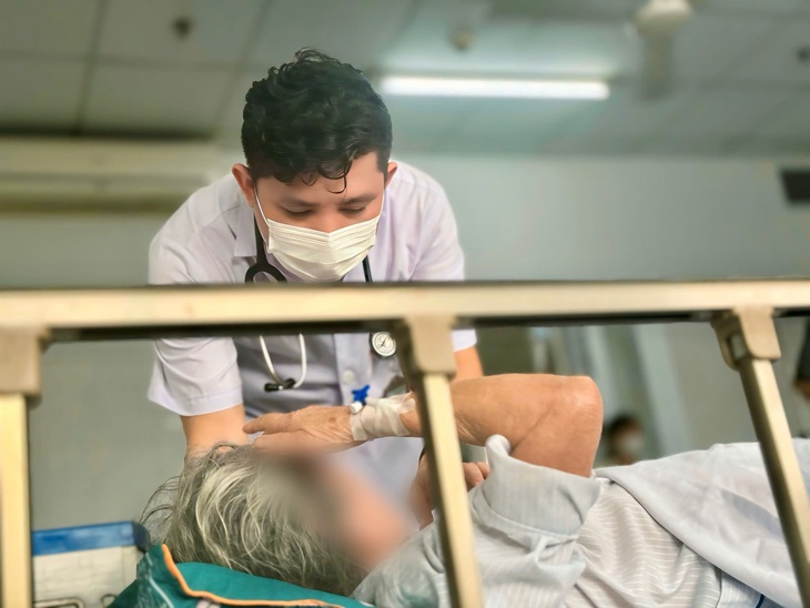 Cụ bà làm vườn nguy kịch vì vết đốt ở nách- Ảnh 2.