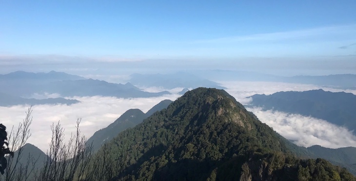 Mở tuyến du lịch mạo hiểm 'Chinh phục đỉnh Pù Luông' săn mây ở độ cao 1.700m- Ảnh 1.
