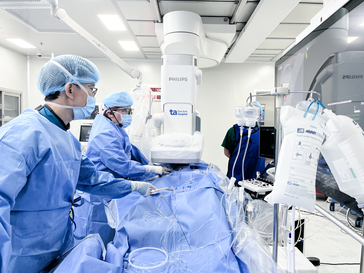 Bác sĩ bệnh viện Tâm Anh làm chủ kỹ thuật can thiệp tim mạch phức tạp trên thế giới- Ảnh 2. Bác sĩ bệnh viện Tâm Anh làm chủ kỹ thuật can thiệp tim mạch phức tạp trên thế giới- Ảnh 2.