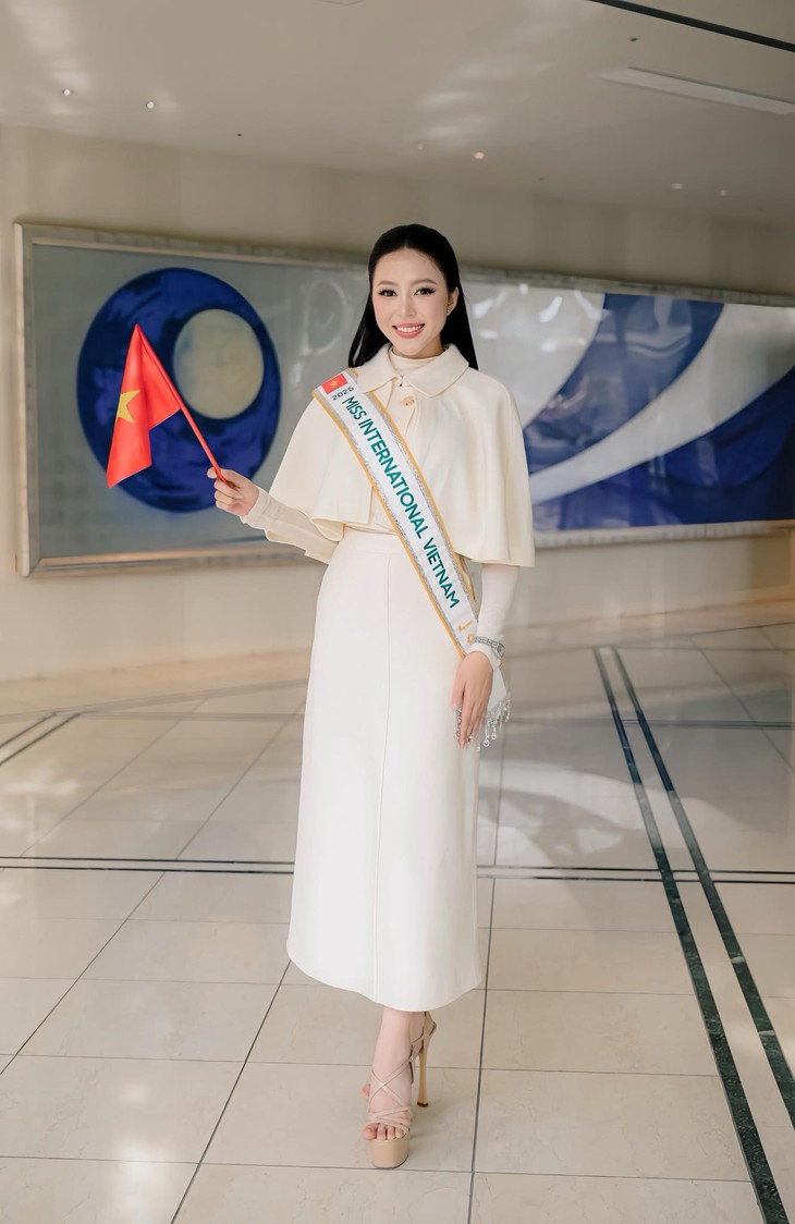 Mẹ đẻ Hoa hậu Kiều Duy gây chú ý khi tiễn con gái đi thi Hoa hậu Quốc tế- Ảnh 1.