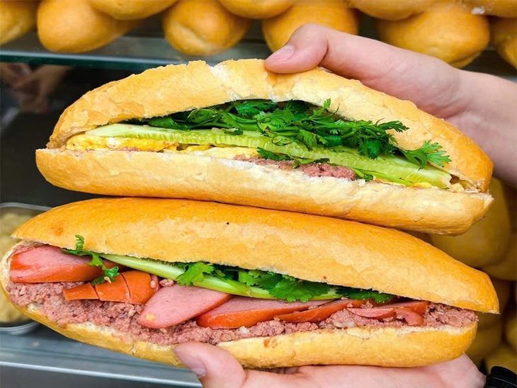 Nhiều người nghi ngộ độc sau ăn bánh mì, Bộ Y tế yêu cầu làm rõ nguồn gốc thực phẩm- Ảnh 1. Nhiều người nghi ngộ độc sau ăn bánh mì, Bộ Y tế yêu cầu làm rõ nguồn gốc thực phẩm- Ảnh 1.
