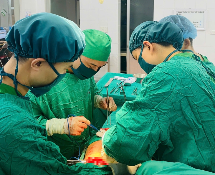 Bóc trọn khối u Lymphangioma sau phúc mạc cho bệnh nhân 25 tuổi- Ảnh 1. Bóc trọn khối u Lymphangioma sau phúc mạc cho bệnh nhân 25 tuổi- Ảnh 1.