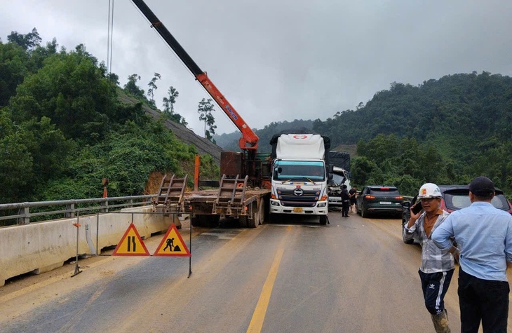 Clip khoảnh khắc va chạm giữa 2 xe tải khiến cao tốc La Sơn - Hòa Liên ách tắc nhiều giờ- Ảnh 1.