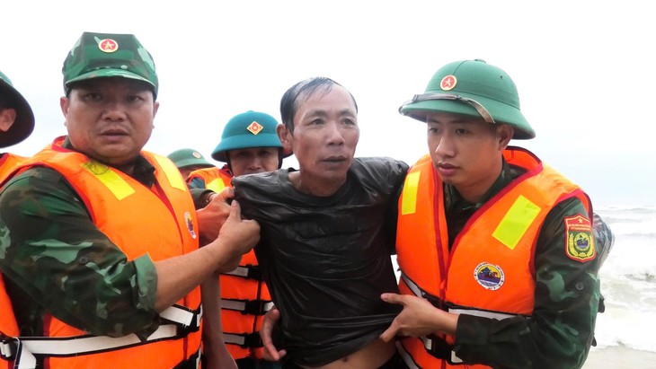 Video: Cứu 8 ngư dân trên tàu cá bị chìm ở cửa biển Nhật Lệ- Ảnh 2.