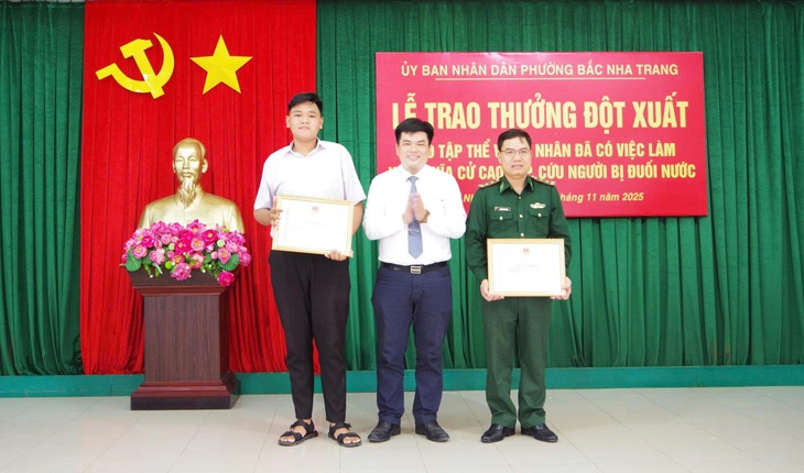 Thưởng đột xuất cho tập thể và cá nhân cứu người đàn ông nhảy cầu ở Nha Trang- Ảnh 1. Thưởng đột xuất cho tập thể và cá nhân cứu người đàn ông nhảy cầu ở Nha Trang- Ảnh 1.