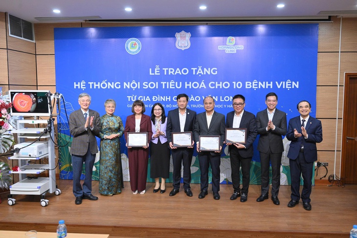 Gia đình GS Đào Văn Long tặng 10 hệ thống nội soi tiêu hóa, góp phần nâng chất lượng y tế cơ sở- Ảnh 1.