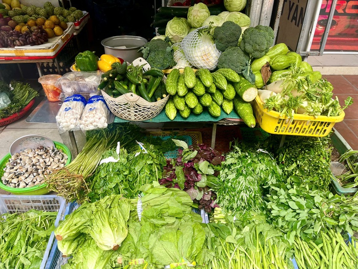 Giá cà chua chạm mốc 60.000 đồng/kg, nhiều bà nội trợ 'giật mình' khi đi chợ- Ảnh 1.