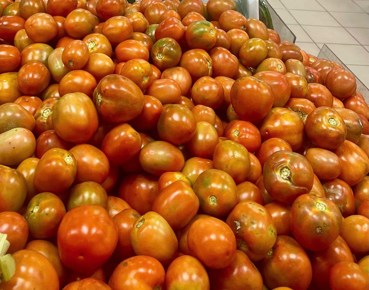 Giá cà chua chạm mốc 60.000 đồng/kg, nhiều bà nội trợ 'giật mình' khi đi chợ- Ảnh 3.