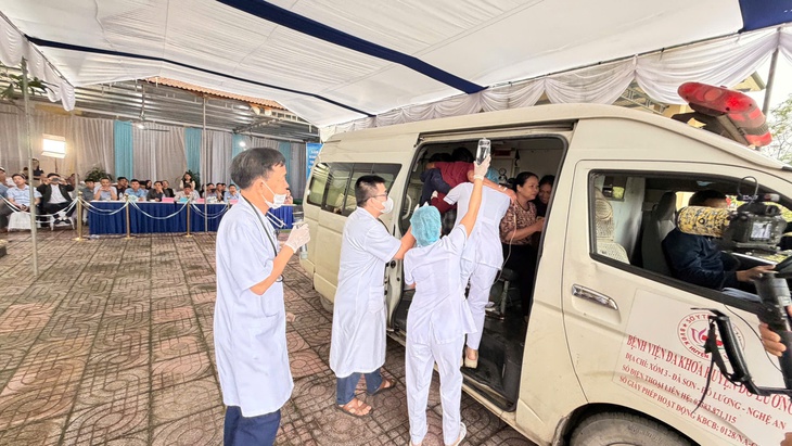 Diễn tập xử trí tình huống đám cưới ở Nghệ An có hơn 100 người tham dự xảy ra ngộ độc thực phẩm- Ảnh 2. Diễn tập xử trí tình huống đám cưới ở Nghệ An có hơn 100 người tham dự xảy ra ngộ độc thực phẩm- Ảnh 2.