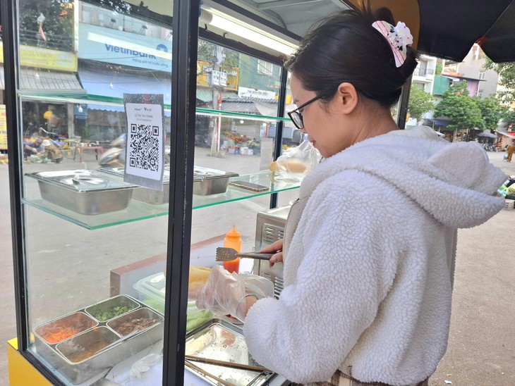 Sáng tranh thủ bán xôi, bánh mì: Nhịp sống 'hai ca' của nhiều người trẻ thành phố- Ảnh 3. Sáng tranh thủ bán xôi, bánh mì: Nhịp sống 'hai ca' của nhiều người trẻ thành phố- Ảnh 3.