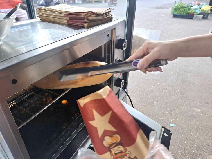 Sáng tranh thủ bán xôi, bánh mì: Nhịp sống 'hai ca' của nhiều người trẻ thành phố- Ảnh 4. Sáng tranh thủ bán xôi, bánh mì: Nhịp sống 'hai ca' của nhiều người trẻ thành phố- Ảnh 4.