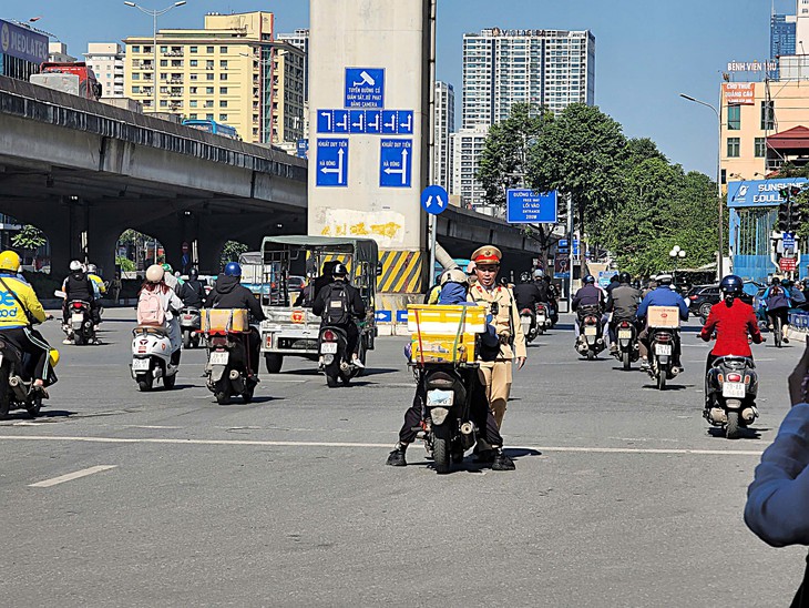 Hơn 130 người bị phạt tiền trong một buổi sáng vì thói quen phổ biến khi lái xe máy- Ảnh 5.