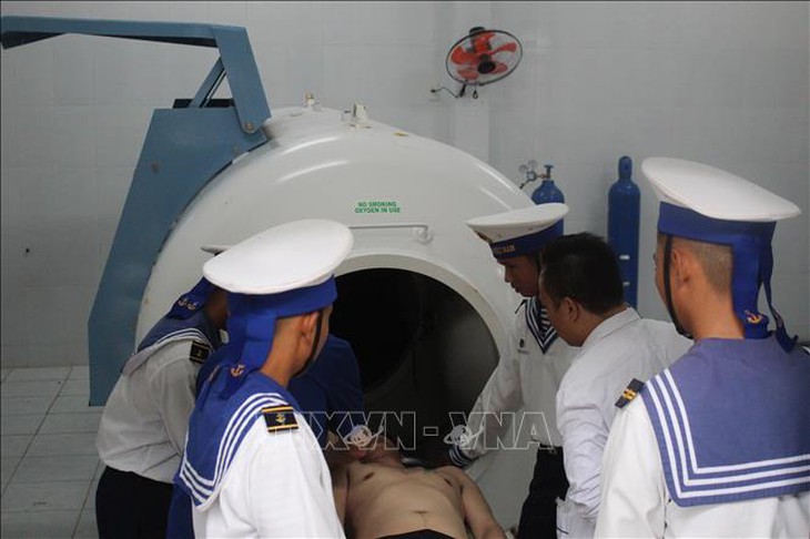 Kịp thời cấp cứu ngư dân bị giảm áp ở Trường Sa