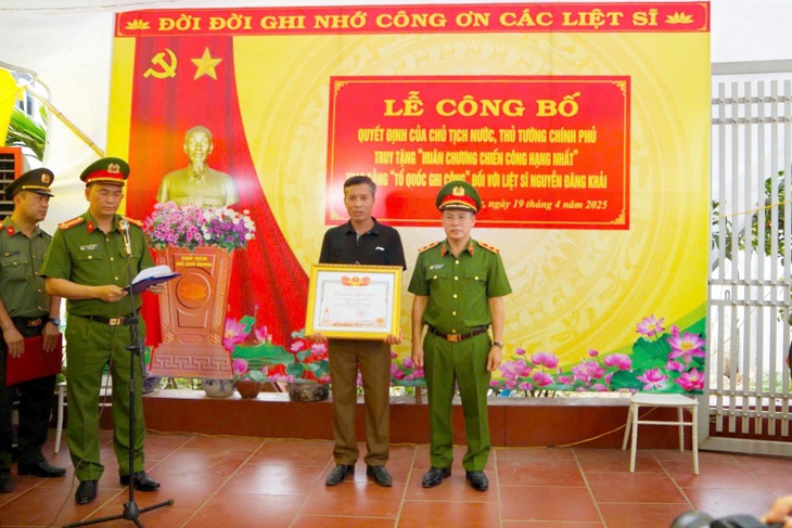 Em gái Thiếu tá, liệt sỹ Nguyễn Đăng Khải được tuyển vào ngành Công an nhân dân- Ảnh 1. Em gái Thiếu tá, liệt sỹ Nguyễn Đăng Khải được tuyển vào ngành Công an nhân dân- Ảnh 1.