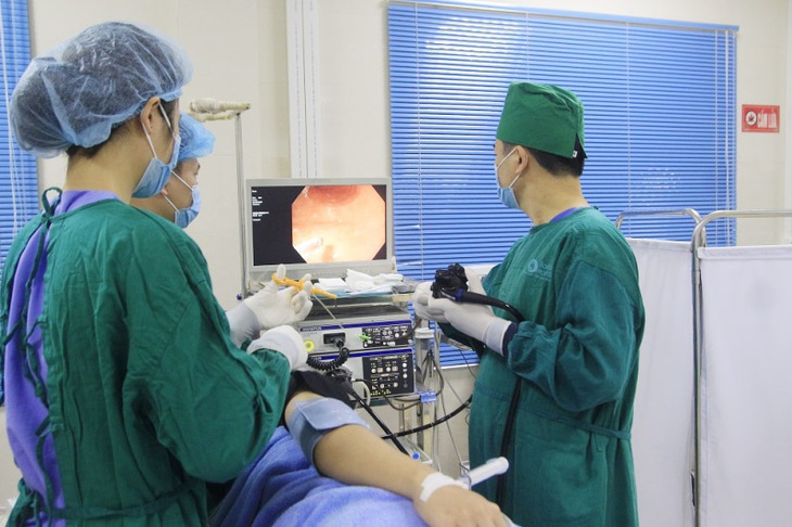 Ăn cháo yến, người phụ nữ bất ngờ bị hạt táo đỏ đâm thủng thành dạ dày- Ảnh 1.