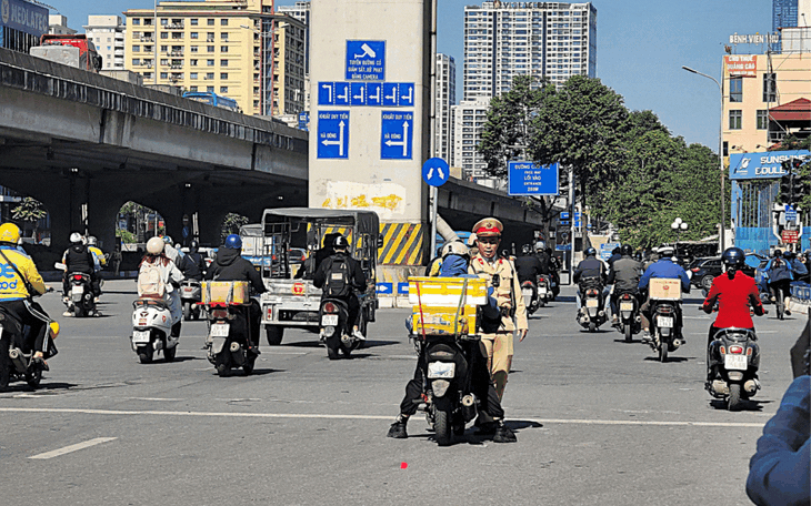 CSGT không nương tay với tài xế ‘né’ phạt vì lý do vội vàng, con nhỏ nghịch ngợm - Ảnh 1.
