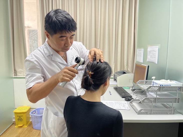 100 bệnh nhân đến khám vì rụng tóc mỗi ngày, nhiều người trẻ- Ảnh 2. 100 bệnh nhân đến khám vì rụng tóc mỗi ngày, nhiều người trẻ- Ảnh 2.