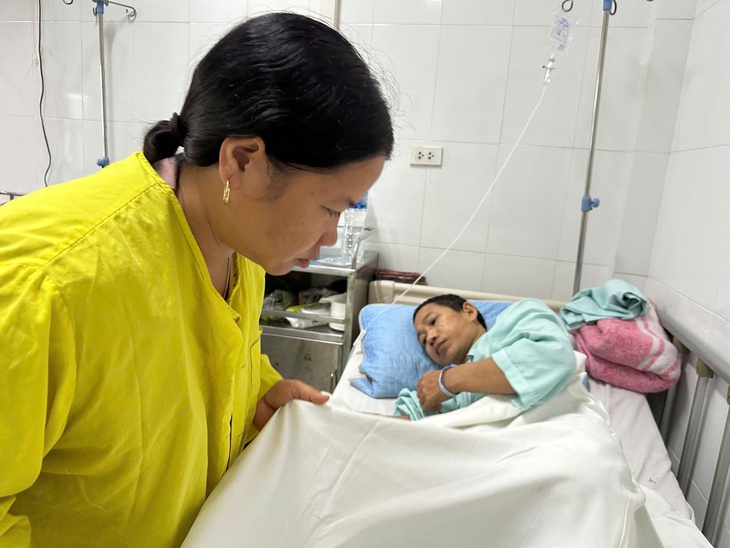 Xót xa hoàn cảnh của người đàn ông dân tộc Thái nằm liệt sau tai nạn cần sự trợ giúp- Ảnh 1. Xót xa hoàn cảnh của người đàn ông dân tộc Thái nằm liệt sau tai nạn cần sự trợ giúp- Ảnh 1.