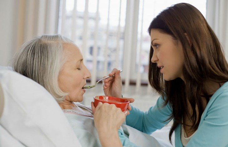 Những lưu ý trong dinh dưỡng và chăm sóc phục hồi sau đột quỵ- Ảnh 1.