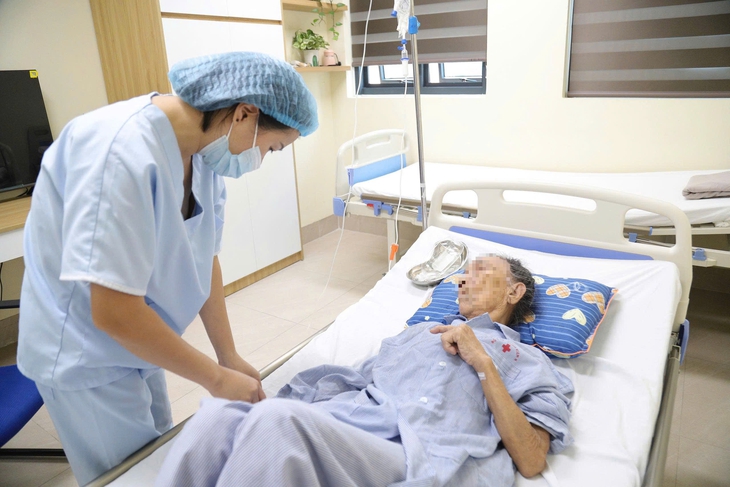 Phát hiện bệnh ở tuổi 96, cụ bà quyết tâm điều trị chiến thắng ung thư dạ dày- Ảnh 1.