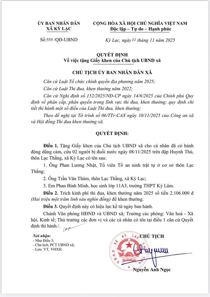 Kịp thời cứu hai nạn nhân đuối nước, ba công dân Hà Tĩnh được tuyên dương- Ảnh 1.