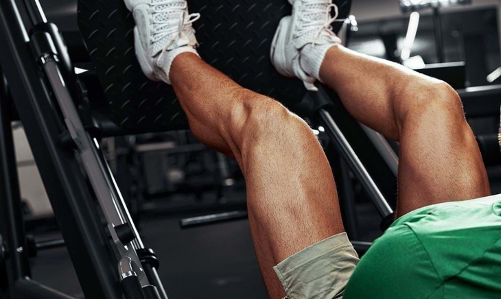 4 bài tập trên ghế giúp tăng cơ chân nhanh hơn squat ở người trên 55 tuổi- Ảnh 1.
