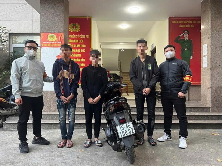 Bắt 3 quái xế GenZ vụ đạp đổ xe cảnh sát 141 khiến một chiến sĩ bị thương nặng- Ảnh 1. Bắt 3 quái xế GenZ vụ đạp đổ xe cảnh sát 141 khiến một chiến sĩ bị thương nặng- Ảnh 1.